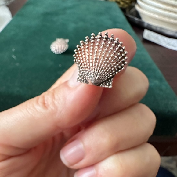 Vintage Silver Shell Earrings - Picture 7 of 7